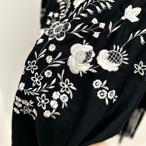 Vintage Triangle Shaped Scarf with Fringes - Picture 6 of 7